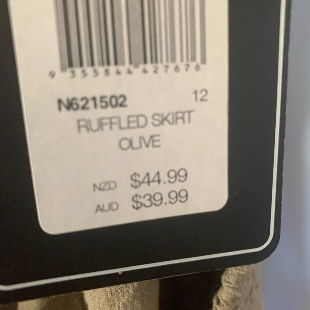 Nuinui mini skirt with tags attached - Picture 5 of 5